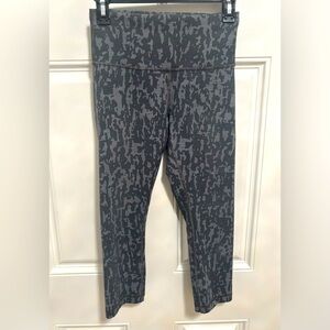 Lululemon Wunder Train High-Rise Tight 25” Gray Camo Print Leggings Size 6